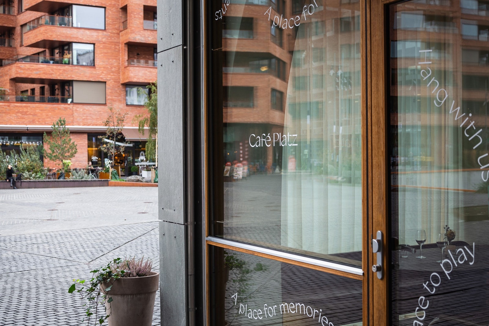 Nabolaget | Holzweiler Platz - deres første sted med både en butikk og restaurant. Galleribilde
