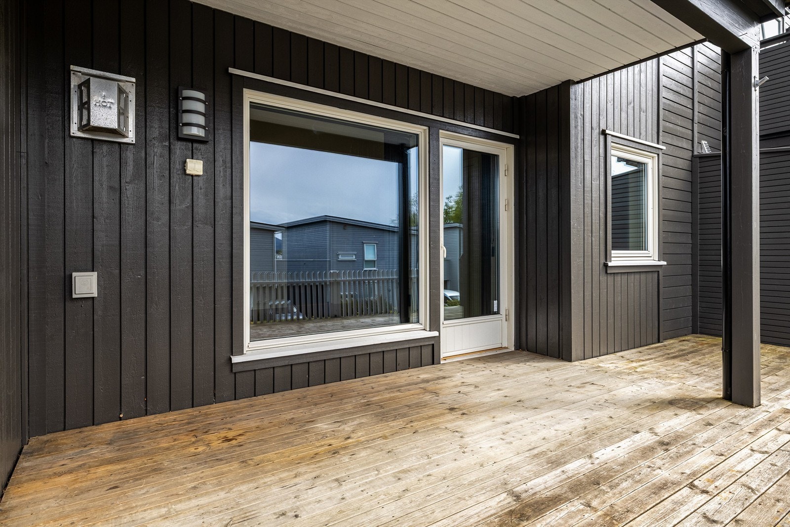 Delvis overbygd terrasse med gode solforhold Galleribilde