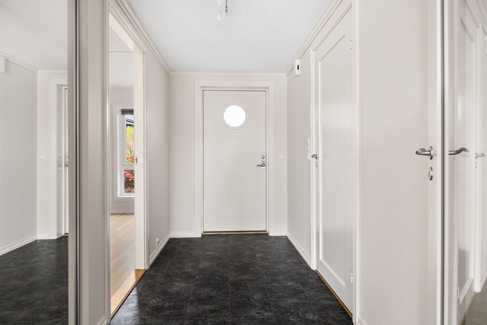 Lys og romslig entré Galleribilde