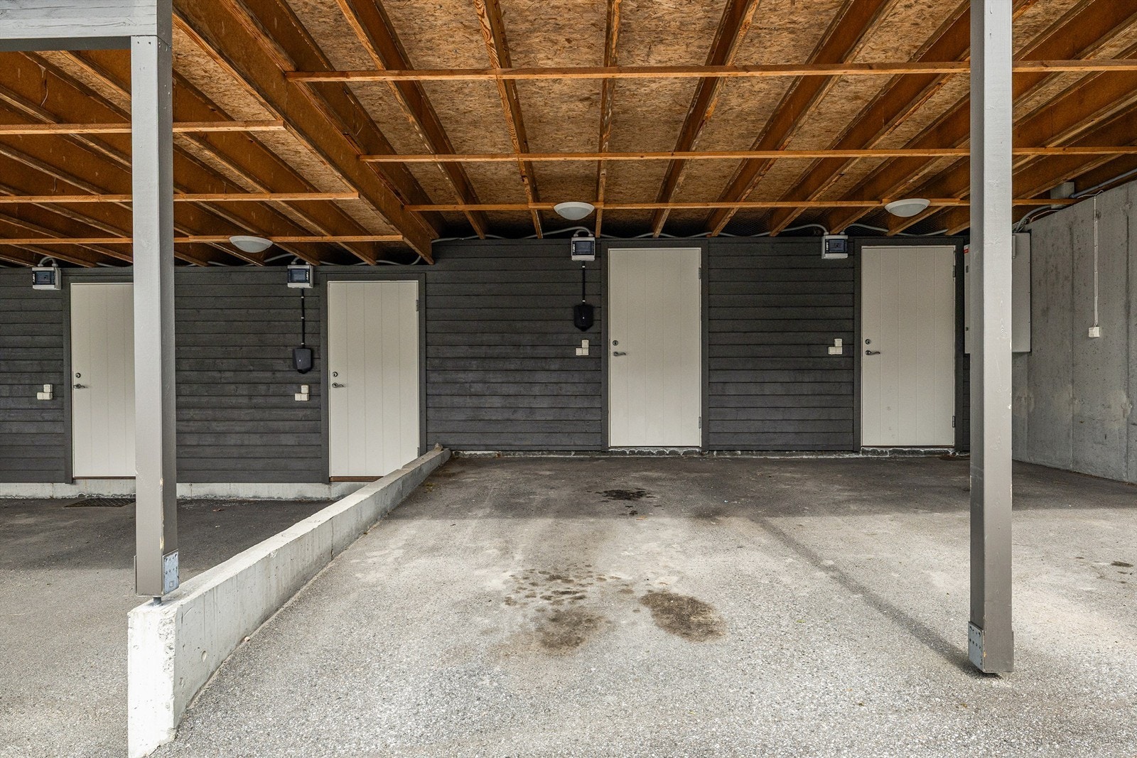 Carport med elbillader og sportsbod Galleribilde
