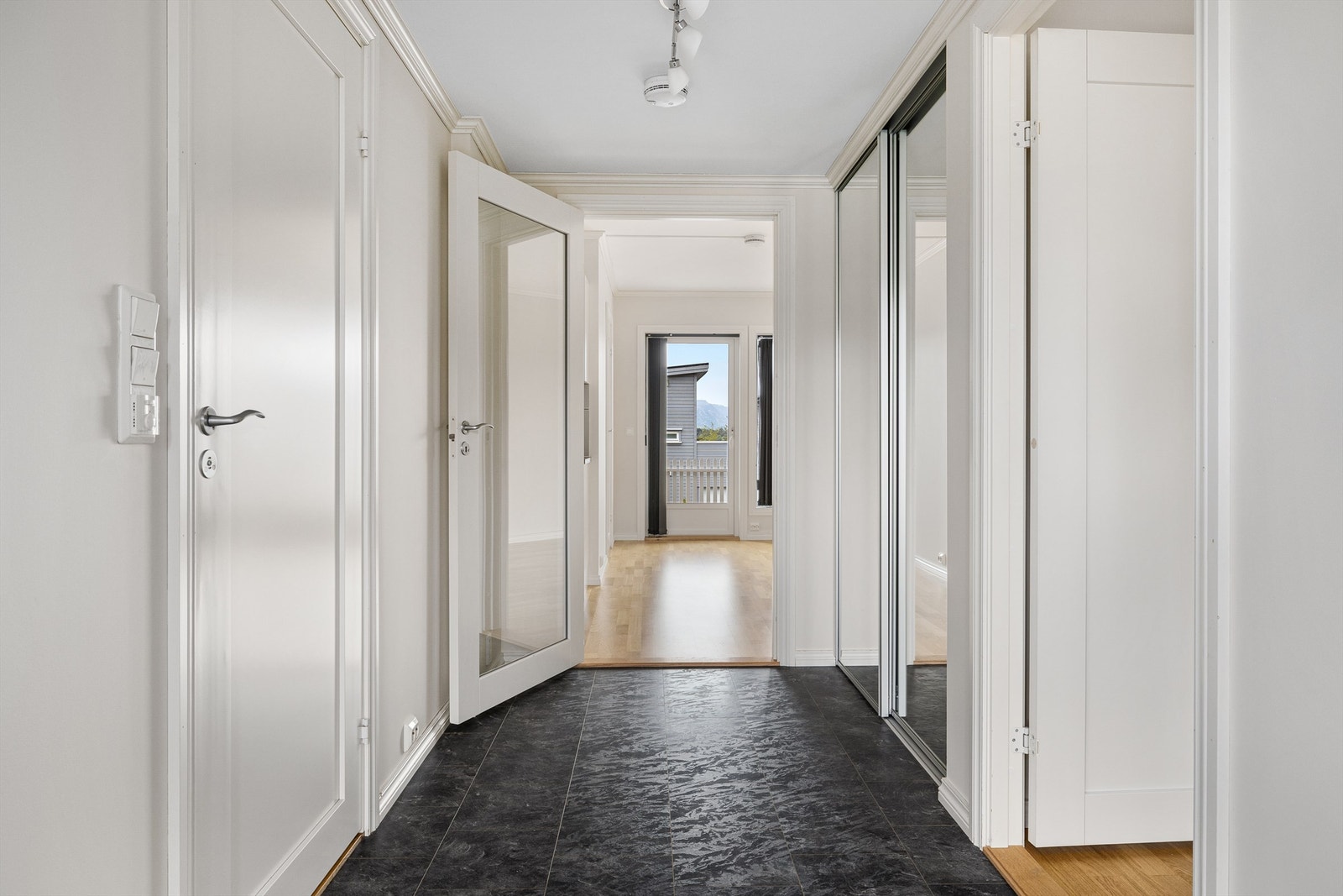 Skyvedørsgarderobe med speildører Galleribilde
