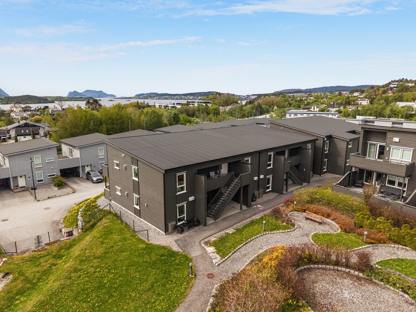 En fin leilighet fra 2016 med trappefri adkomst, carport og bod Galleribilde