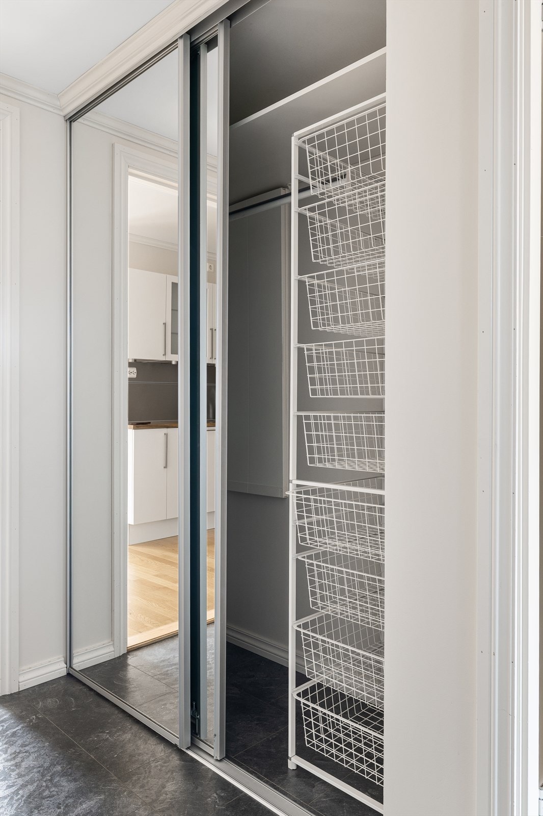 Praktisk skyvedørsgarderobe Galleribilde