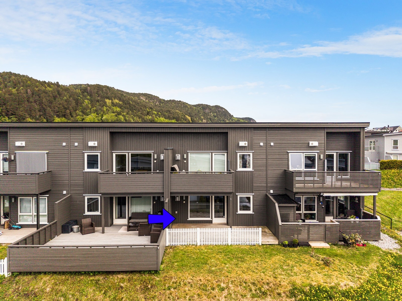 Solrik vestvendt terrasse og hagedel Galleribilde