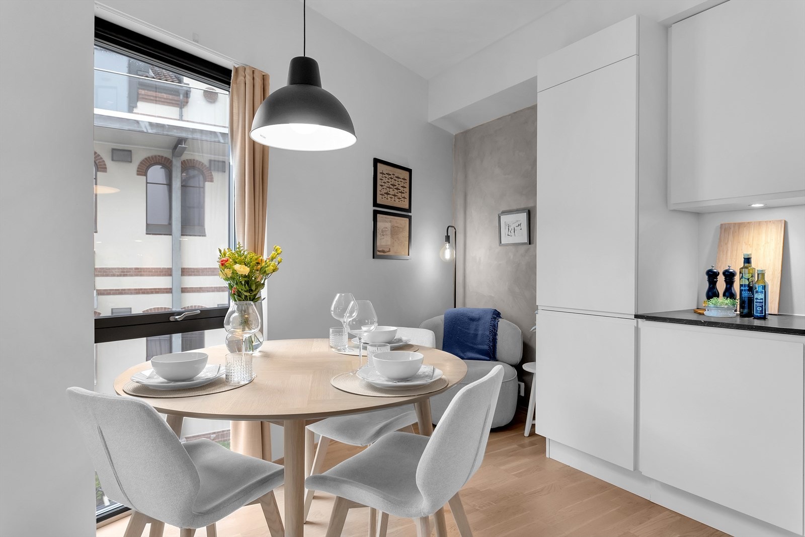 Kjøkkenet har integrert stekeovn, platetopp, oppvaskmaskin og kjøl/fryseskap. Galleribilde