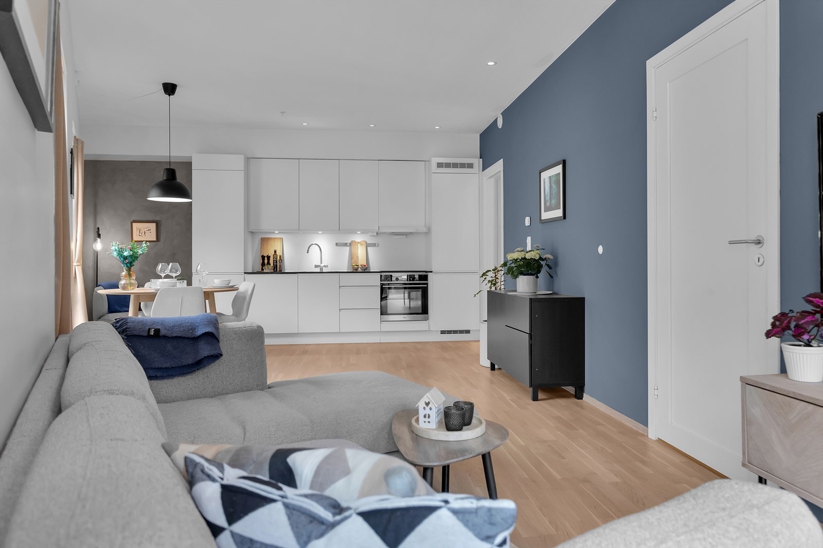 Leiligheten er fra 2019 og har vannbåren gulvvarme i stue, kjøkken, entré og på badet. Galleribilde