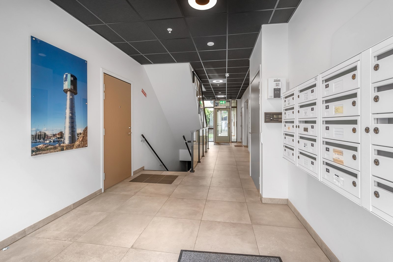 Velholdt felles inngangsparti med postkasser. Galleribilde