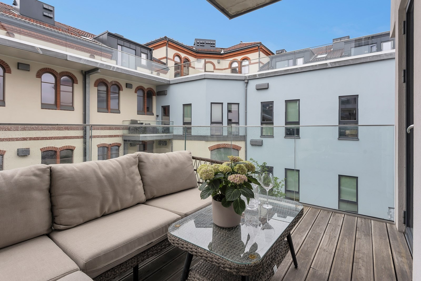 Fra stuen er det utgang til en skjermet veranda med plass til en hyggelig sittegruppe. Galleribilde