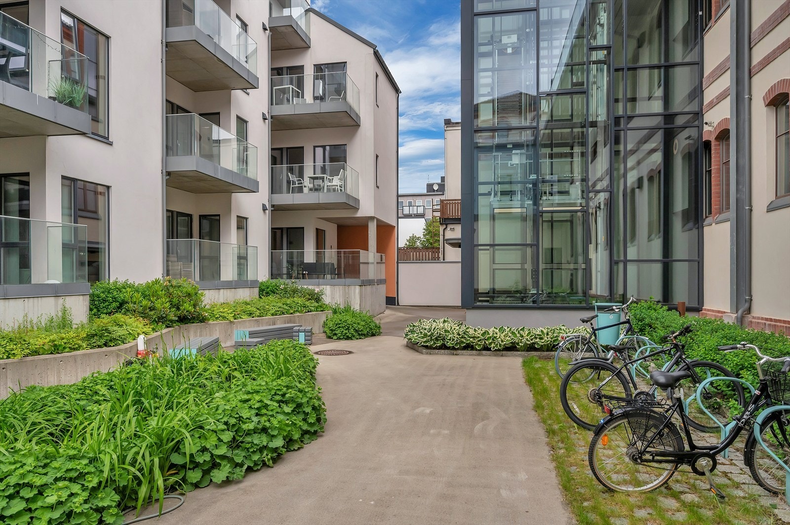 Uteområdene er pent beplantet og vedlikeholdes av sameiet. Galleribilde