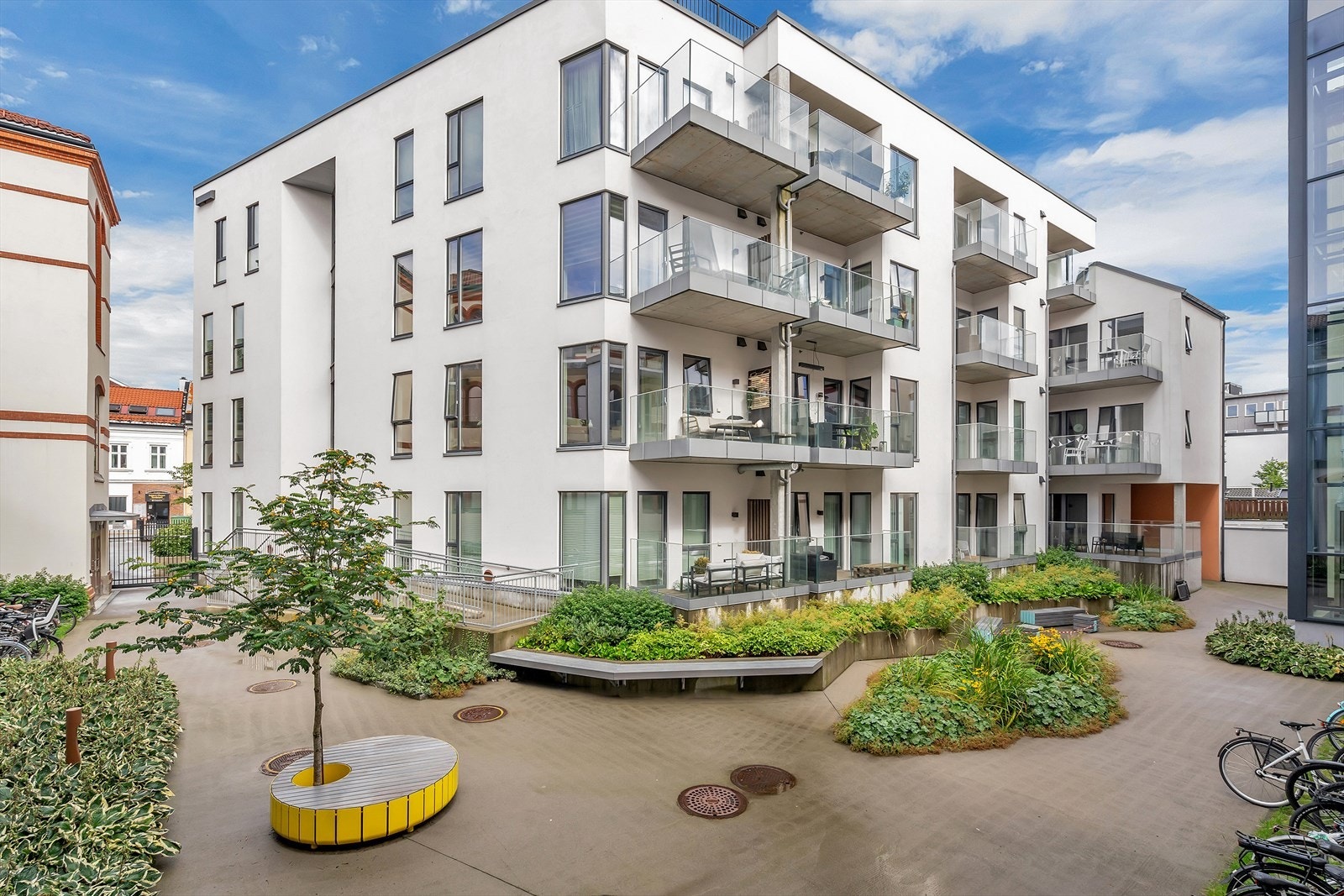 Leilighetsbygget ble ferdigstilt i 2019 og ligger i et pent opparbeidet gårdsrom. Galleribilde