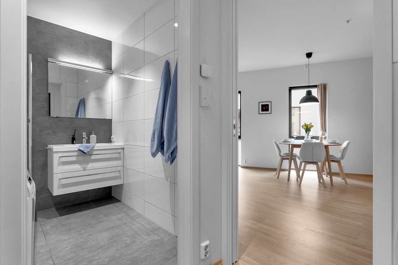 Badet er praktisk plassert ved entréen og stuen. Galleribilde