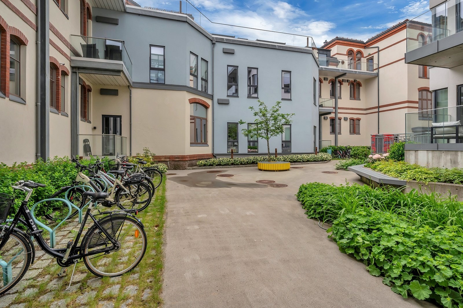 Det er felles sykkelparkering i gårdsrommet. Galleribilde