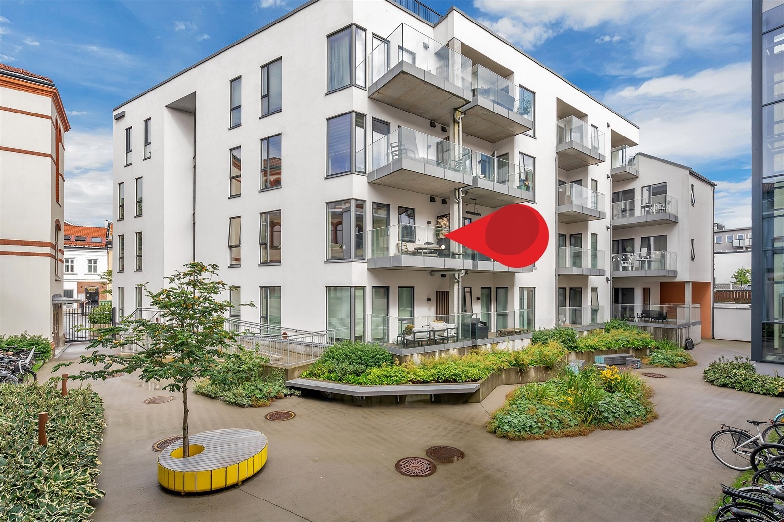 Leiligheten ligger i 2. etasje med veranda mot det rolige gårdsrommet. Galleribilde