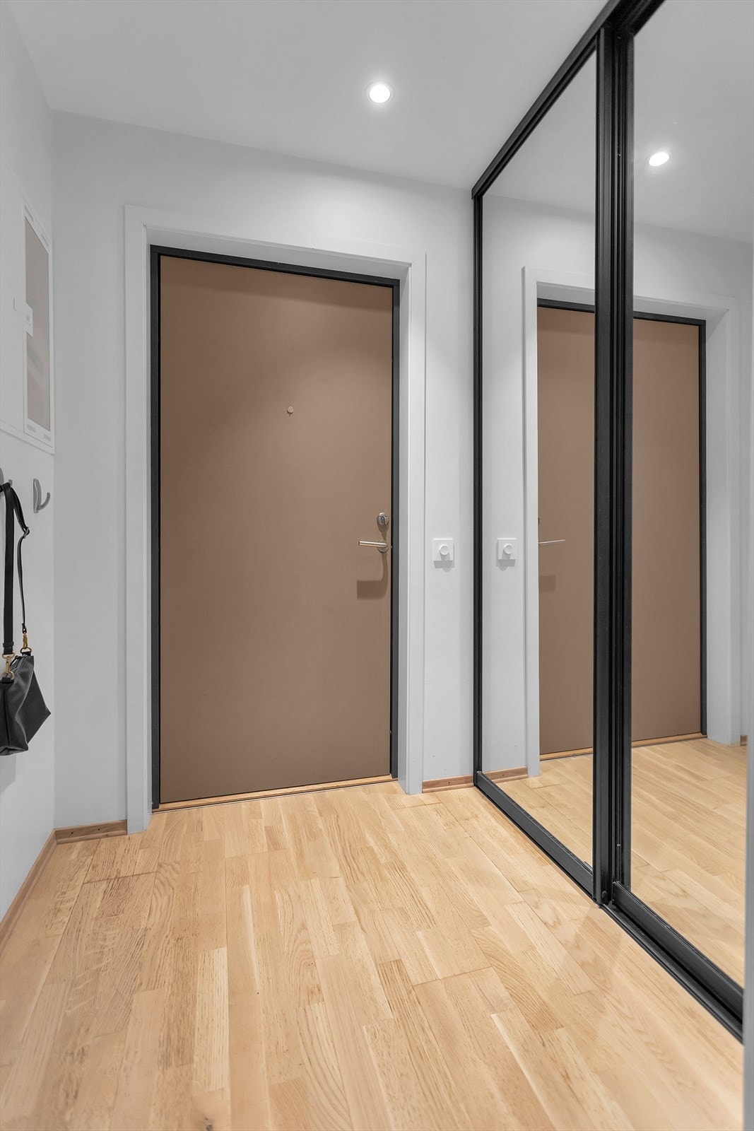 Entréen har parkett på gulv, og godt med oppbevaringsplass i en skyvedørsgarderobe med speilfronter. Galleribilde