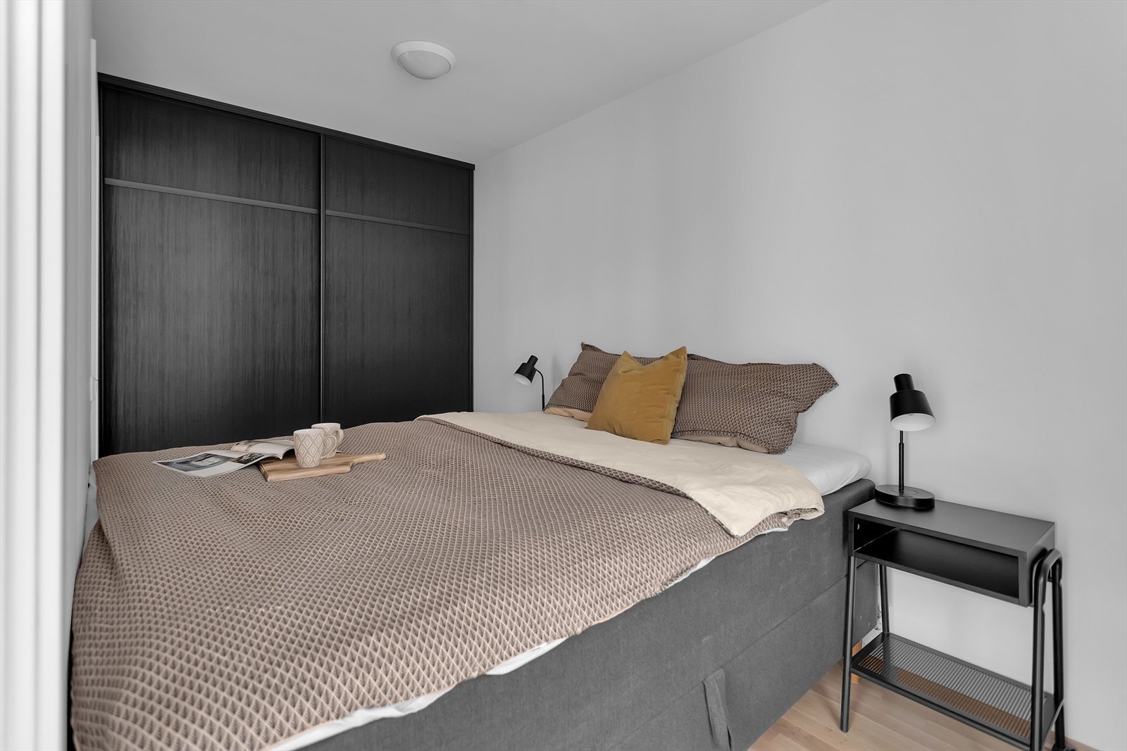 Soverommet har god plass til dobbeltseng og en romslig skyvedørsgarderobe. Galleribilde