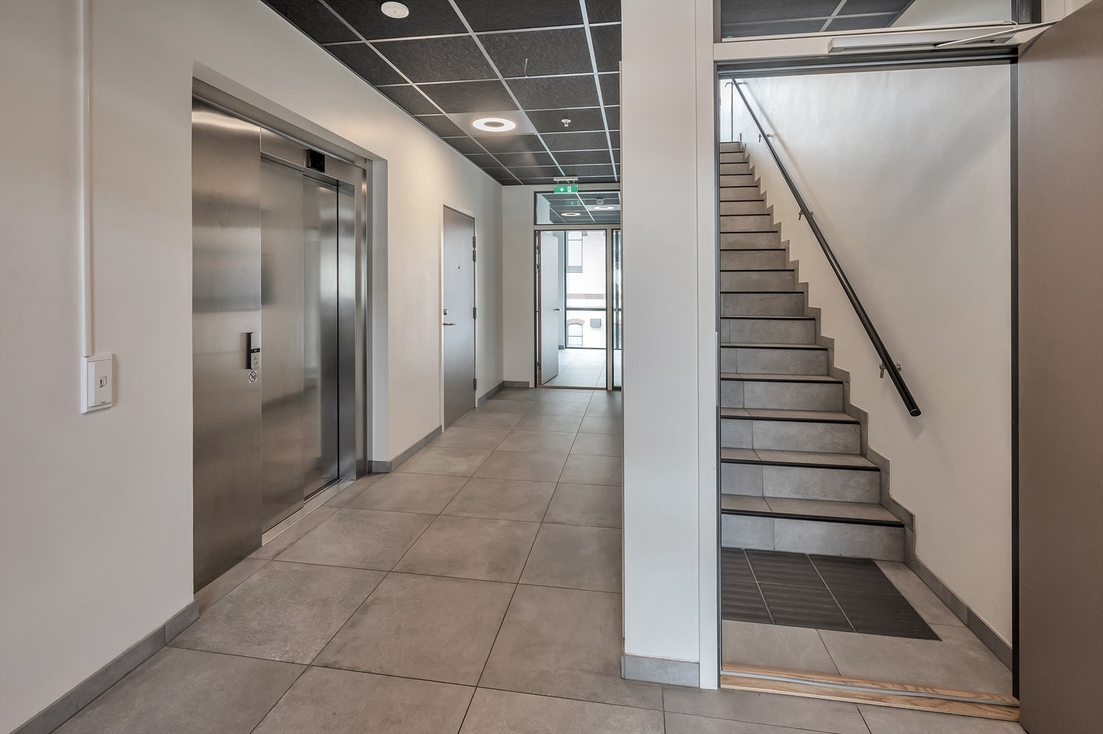 Bygget har heis, som gir enkel adkomst til leiligheten i 2. etasje. Galleribilde
