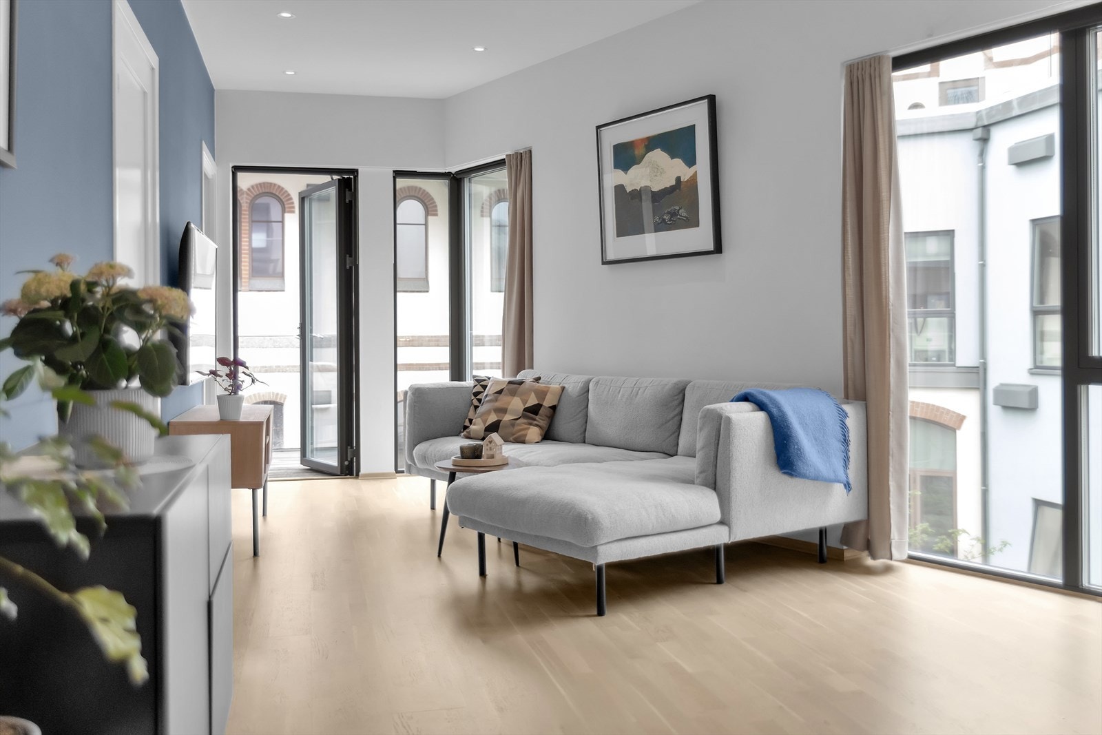 Stuen har god plass til sofagruppe og utgang til verandaen som er vendt inn mot rolig bakgård. Galleribilde