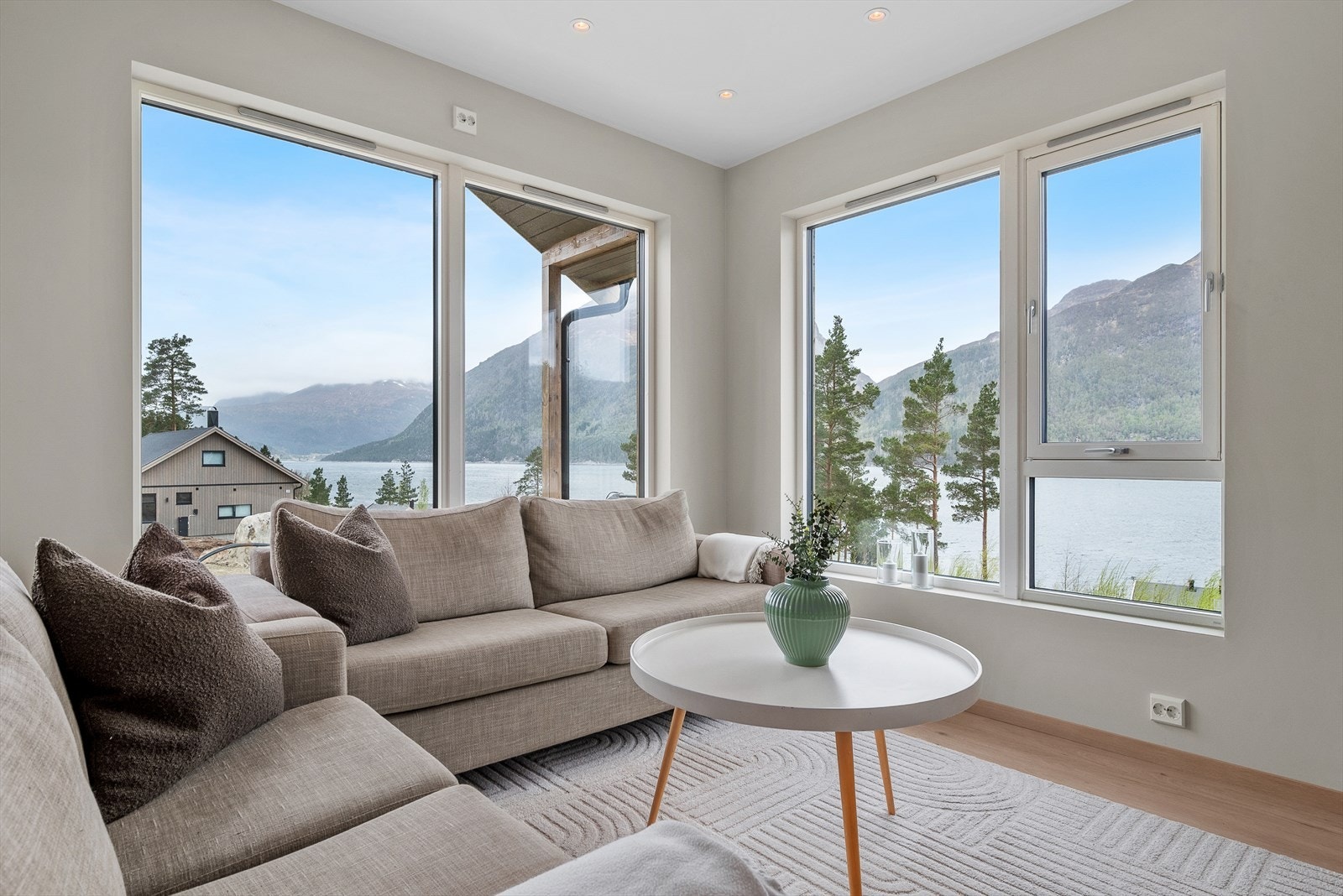 Her kan man sitte i sofaen og nyte utsikten. Galleribilde