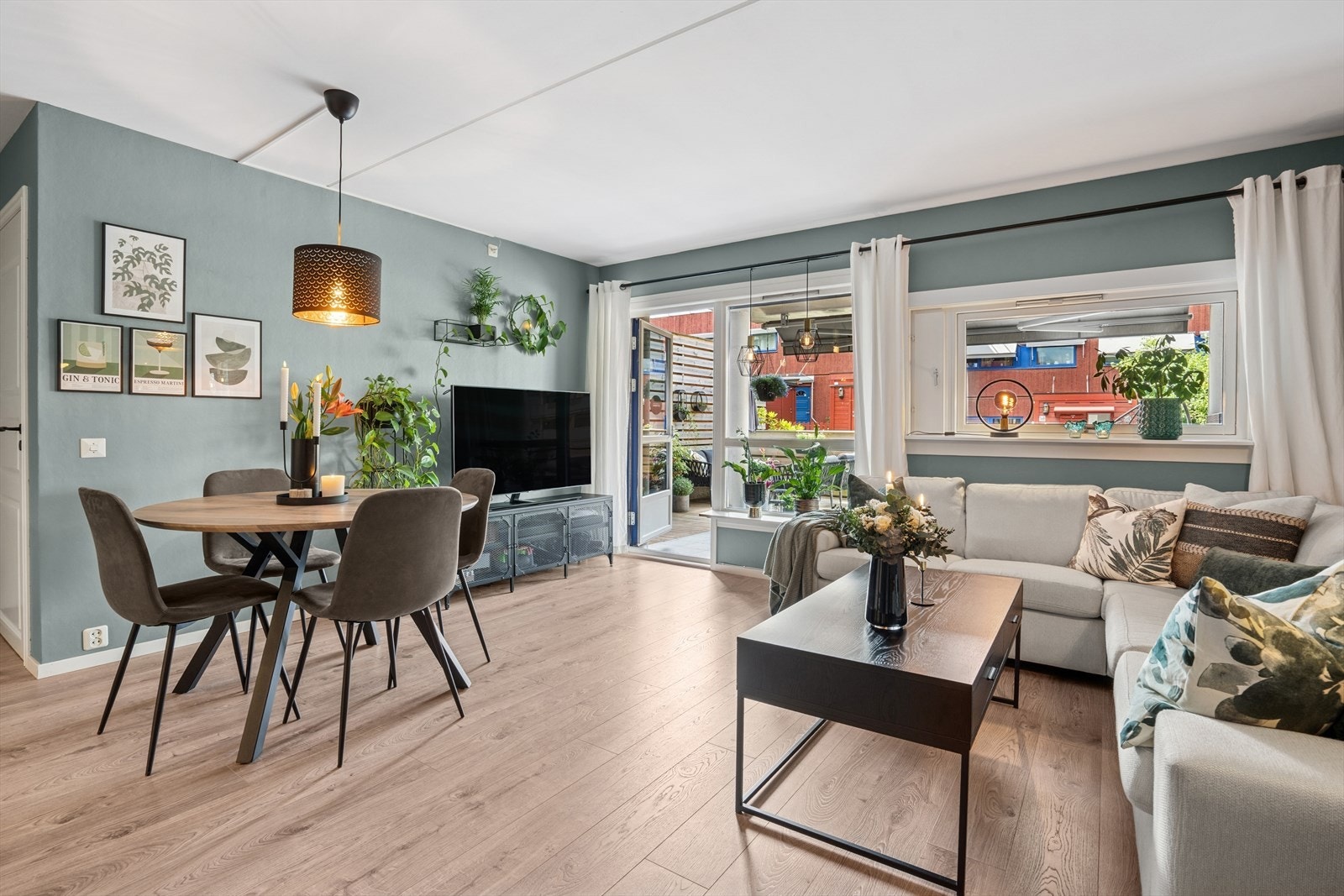 Fra stuen har du tilgang til en herlig, privat uteplass. Galleribilde