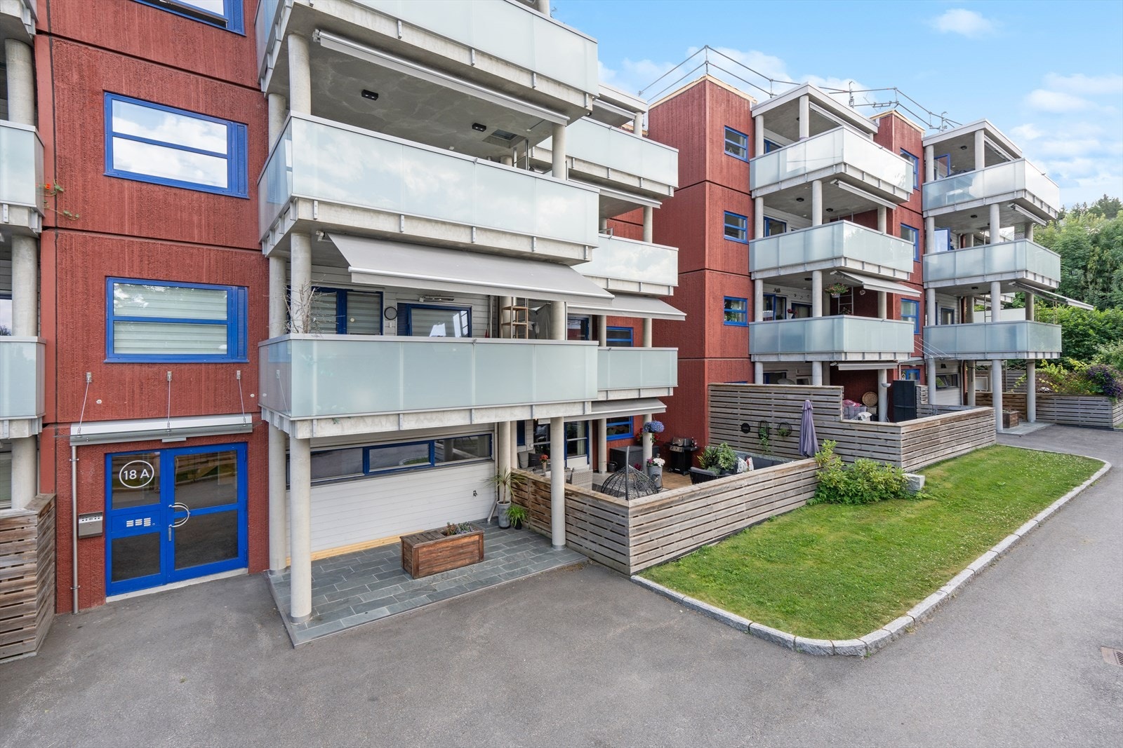 Boligen ligger i et veldrevet borettslag, i stille og rolige omgivelser like nedenfor markagrensen. Galleribilde