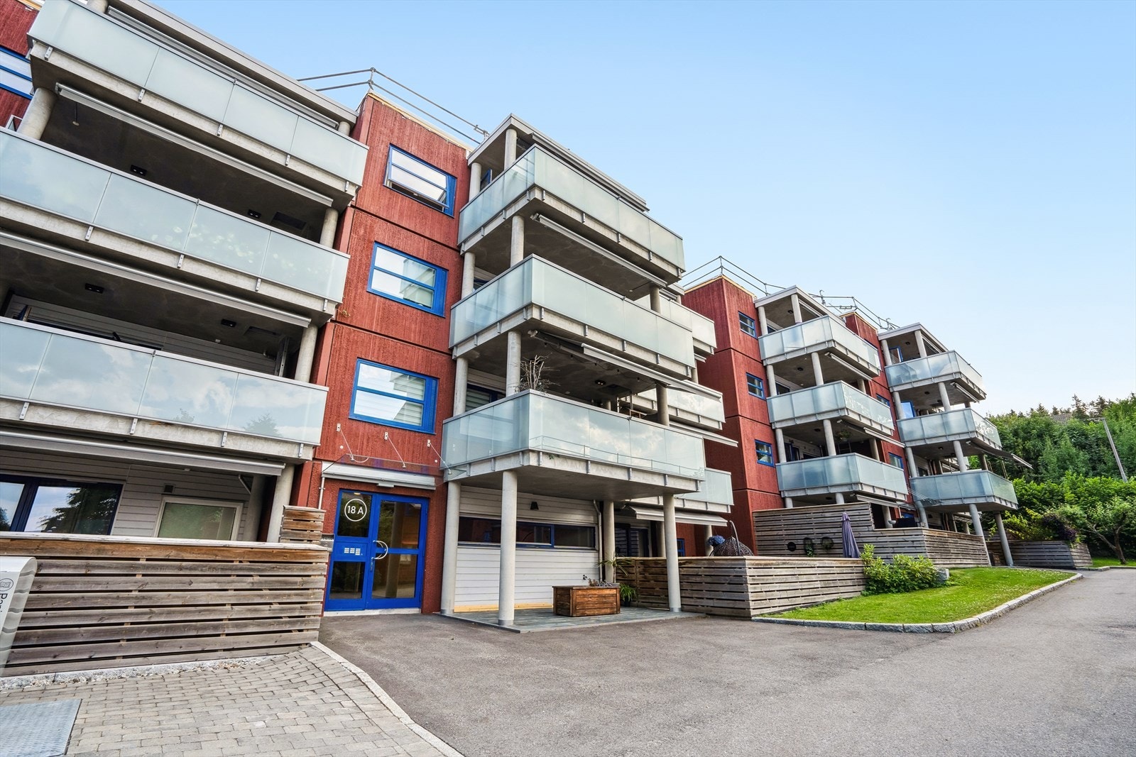 Borettslaget har pent opparbeidede fellesarealer med asfalterte gangveier, gressplener og lekeplass for de små. Galleribilde