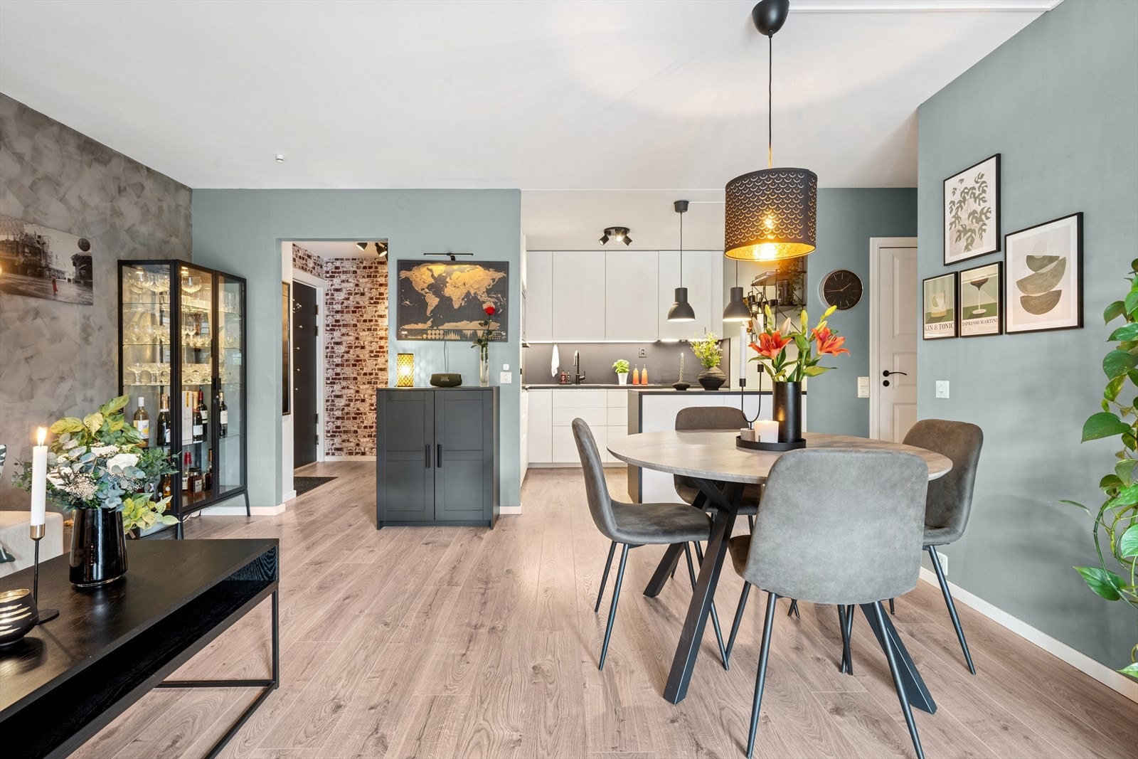 her får du fint plass til både hjørnesofa og spisebord. Kjøkkenet ligger praktisk plassert innenfor. Galleribilde