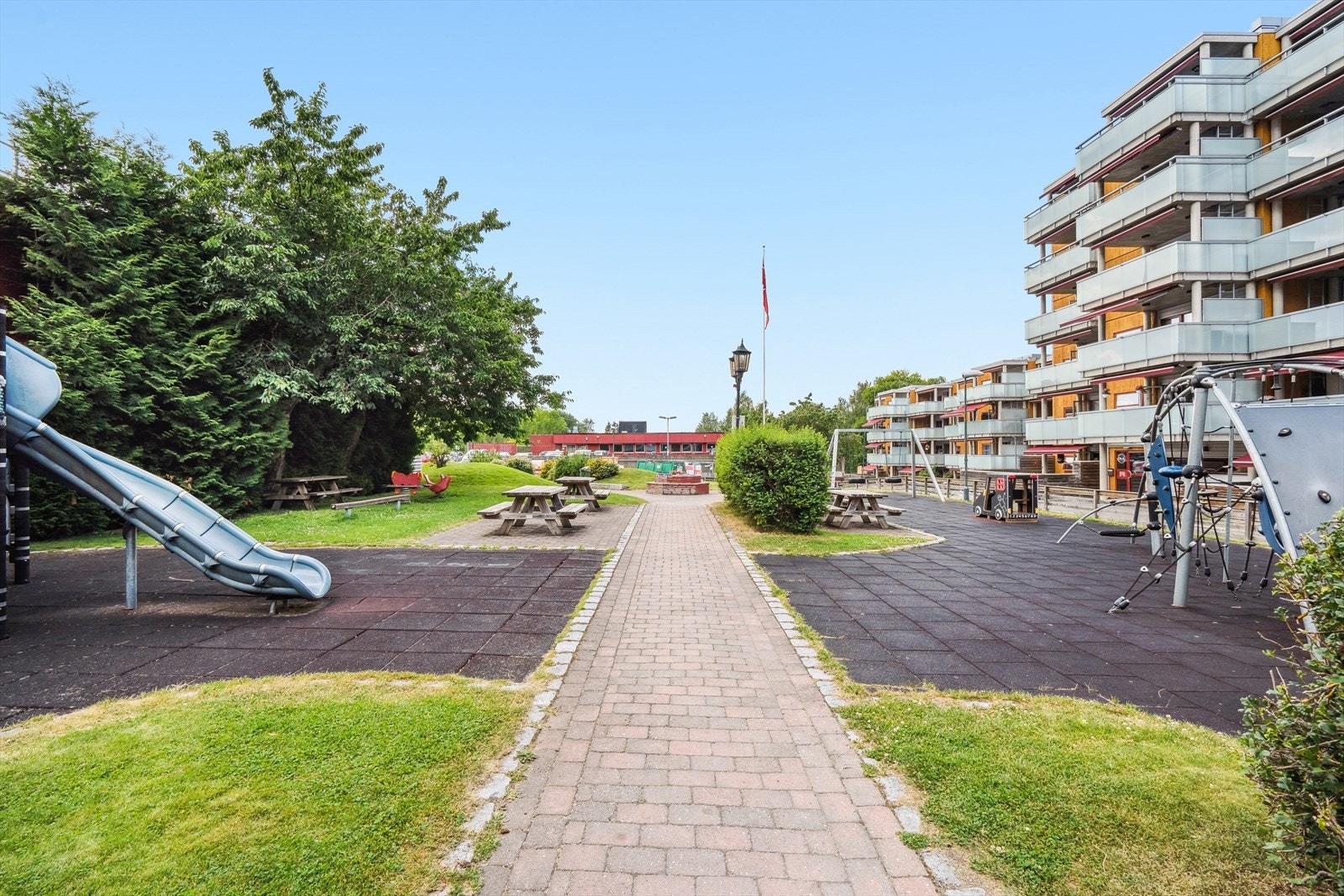 Lekeplass for de små i borettslaget. Galleribilde