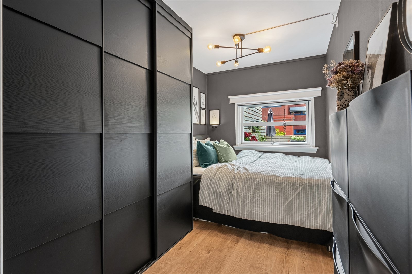 Romslig soverom med stor skyvedørsgarderobe. Galleribilde