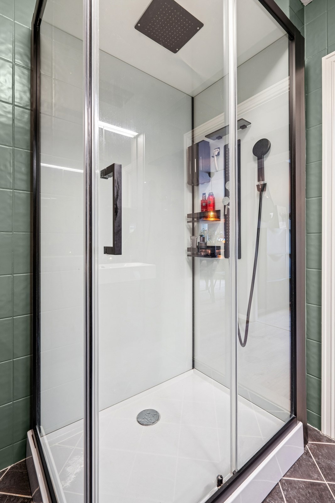 Badet er utstyrt med et romslig og moderne dusjkabinett. Galleribilde