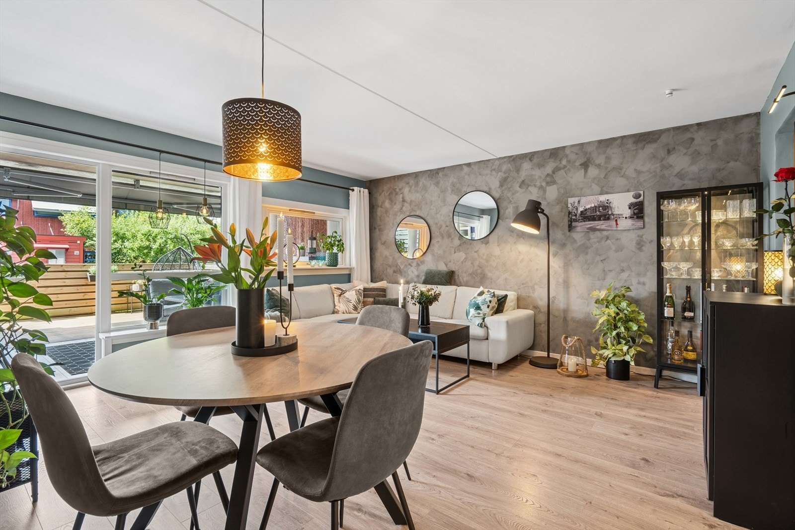 Stuen er av god størrelse, med moderne, lune fargetoner og gode møbleringsmuligheter. Galleribilde