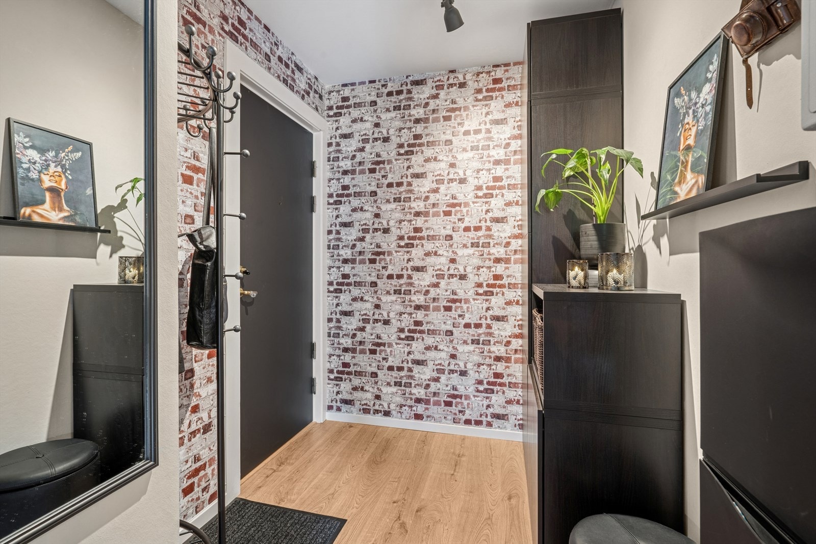 Velkommen inn! Boligen har trappefri adkomst, og en lys og innbydende entré med god plass til diverse garderobeløsninger. Galleribilde
