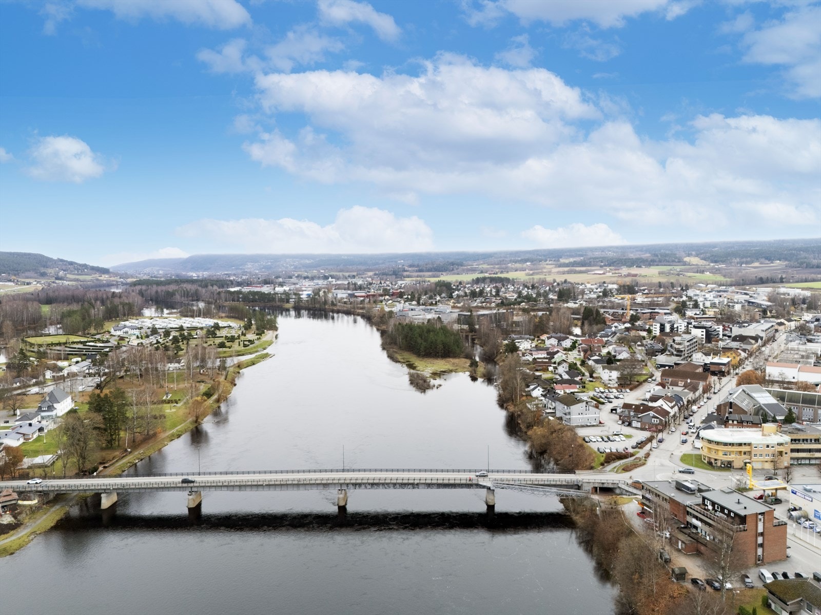 Her bor du med umiddelbar nærhet til alt Hokksund sentrum har å by på, med dagligvarebutikker som Kiwi og Rema 1000 kun et par minutter unna. Galleribilde