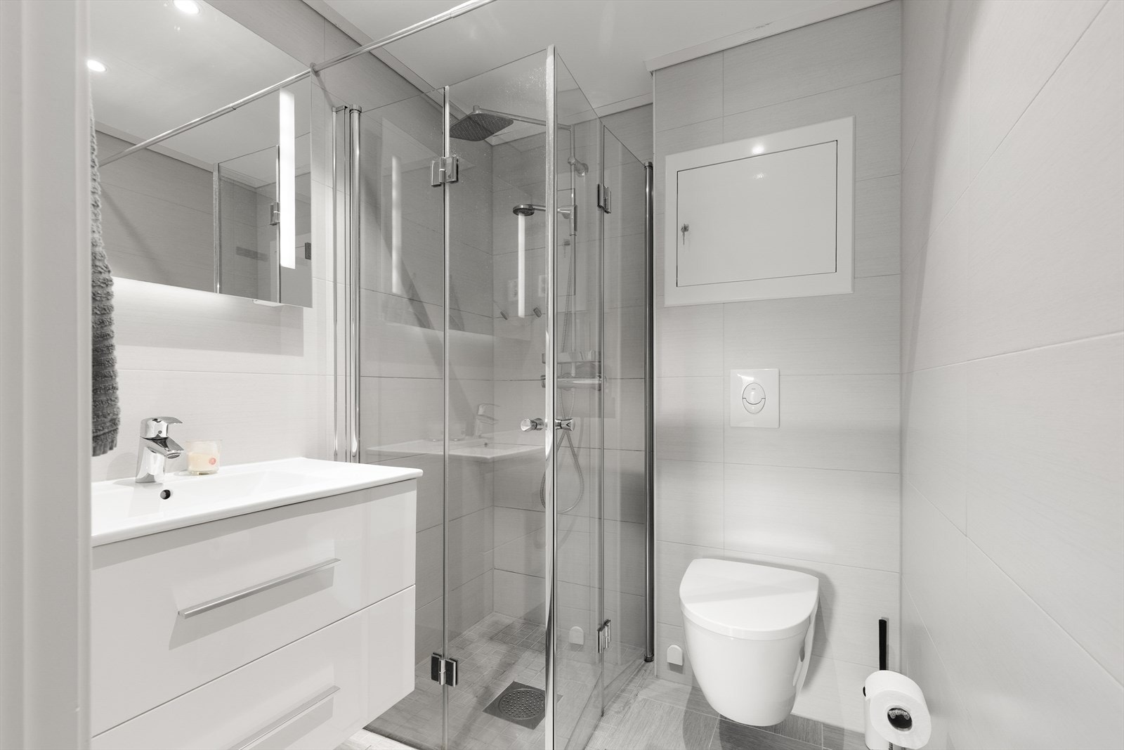 Badet har flislagt gulv med elektriske varmekabler og vegghengt toalett. Galleribilde