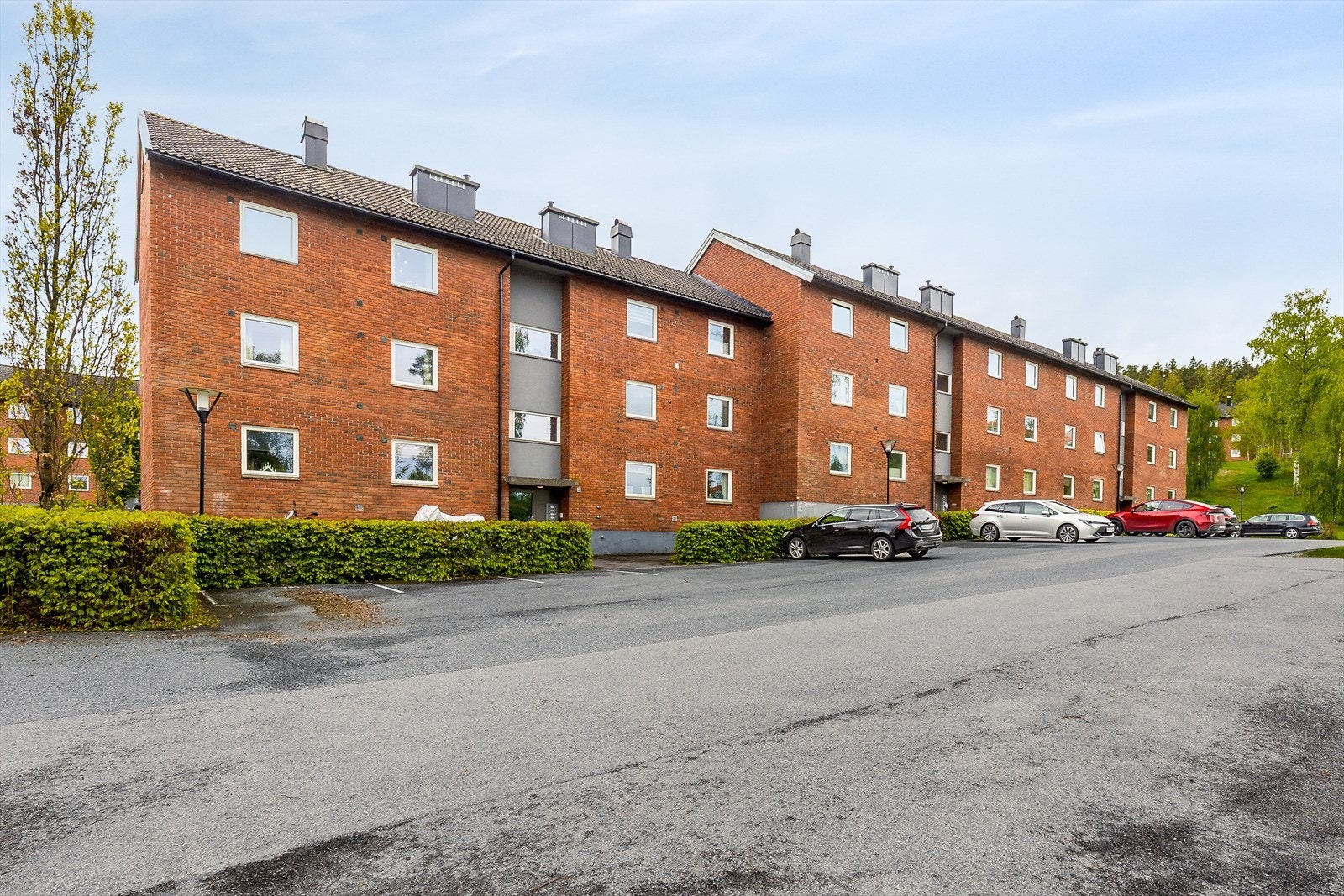 Bygget er oppført i 1967 med fasade forblendet med teglstein. Galleribilde