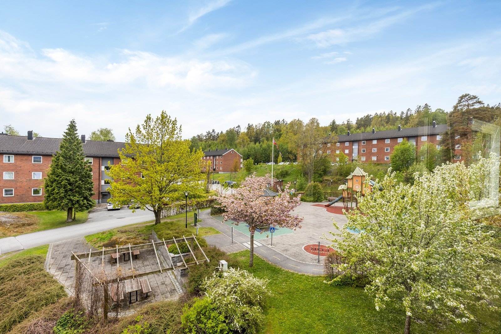 Fra leiligheten er det utsikt over borettslagets grønne fellesarealer. Galleribilde