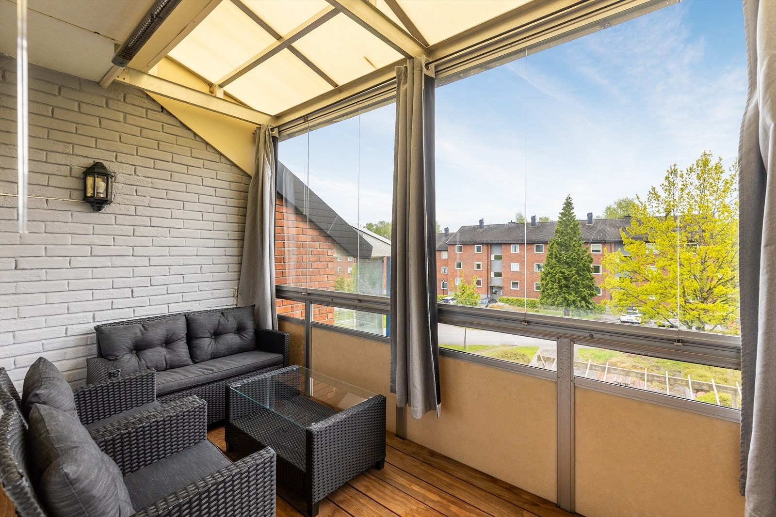 Den innglassede verandaen har vedlikeholdsvennlig Kebony-gulv og plass til en romslig sittegruppe. Galleribilde