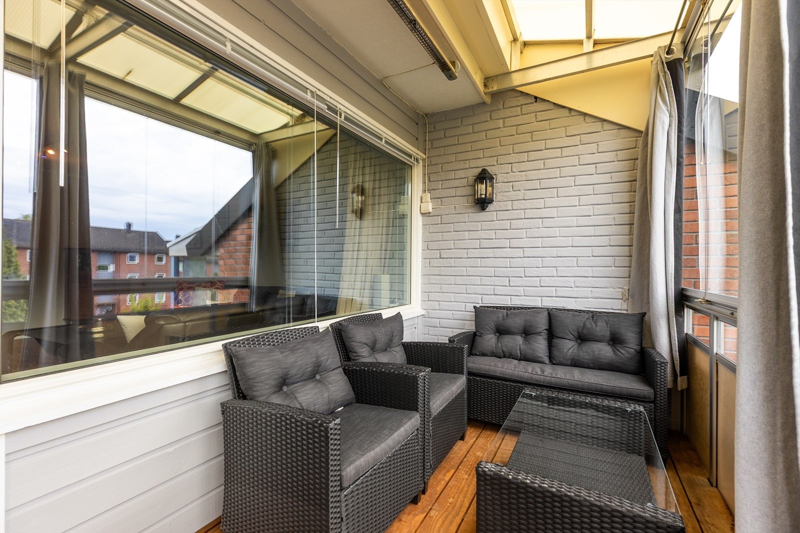Innglassingen gjør at verandaen kan benyttes som et ekstra oppholdsrom store deler av året. Galleribilde
