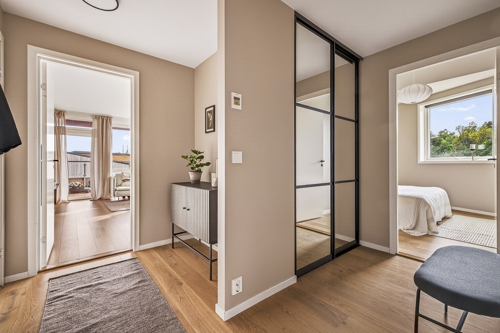 Velkommen inn! Entréen har en praktisk skyvedørsgarderobe med speilfronter for oppbevaring av yttertøy | Galleribilde