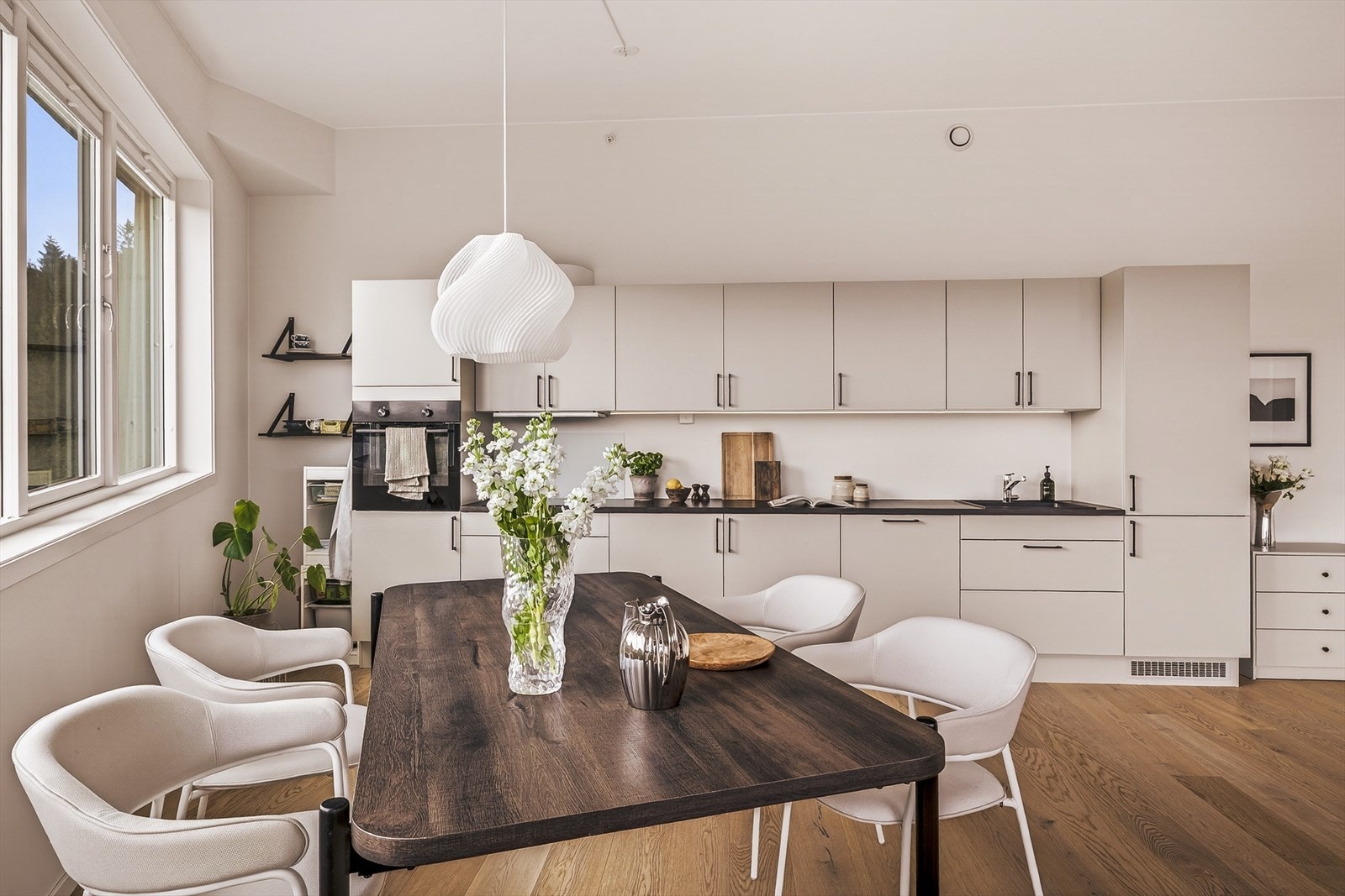 Godt med skap- og benkeplass gir gode arbeidsforhold for matlaging | Galleribilde