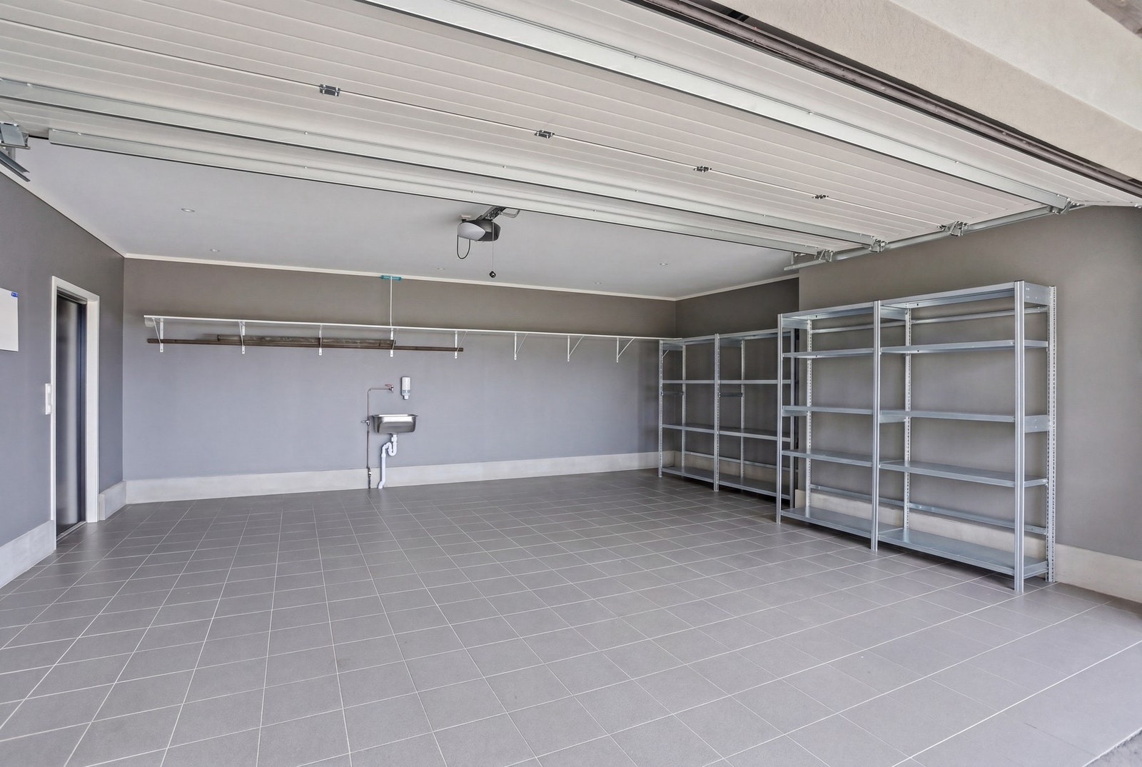 Flislagt garasje med varmekabler, Innlagt vann og avløp. Det er monter el-billader. Galleribilde