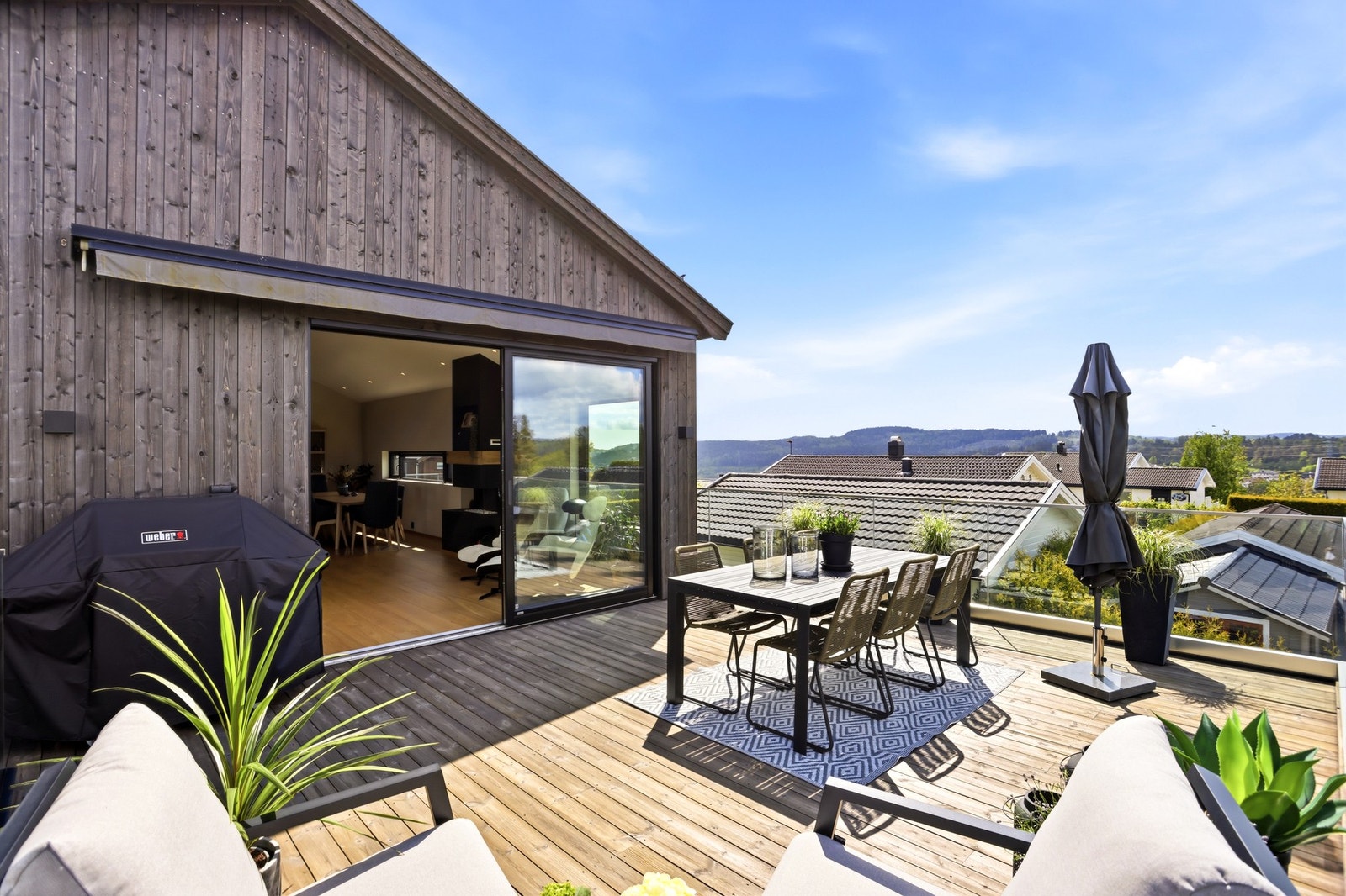 Terrasse ut fra stuen med fantastisk sjøutsikt og områdene rundt Galleribilde