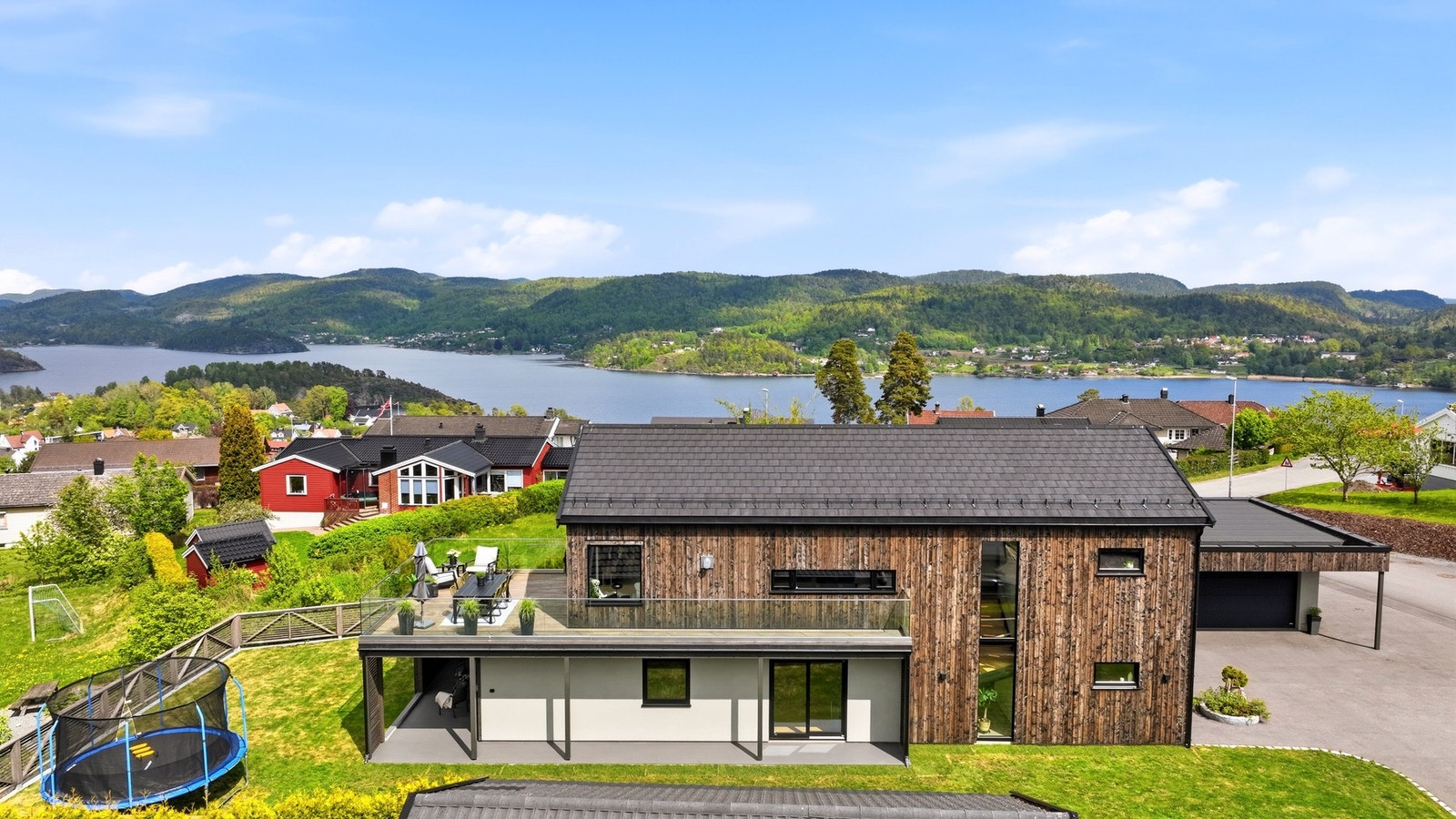 Her ligger du som kongen på haugen. Med utsikt nesten alle veier. Galleribilde