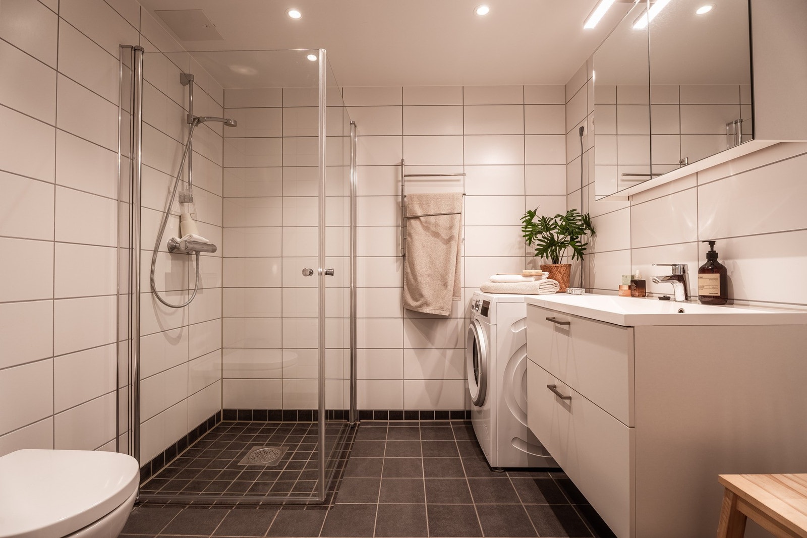 Dette badet kombinerer funksjonalitet og god plass på en smart måte. Galleribilde