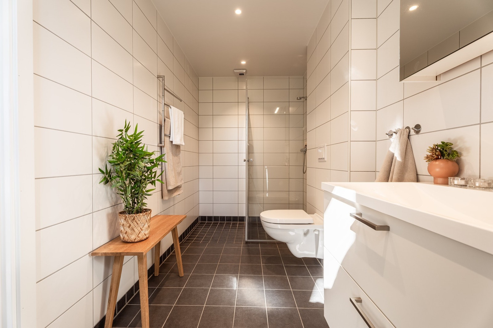 Det private badet til hovedsoverommet er romslig og gjennomfør. Galleribilde