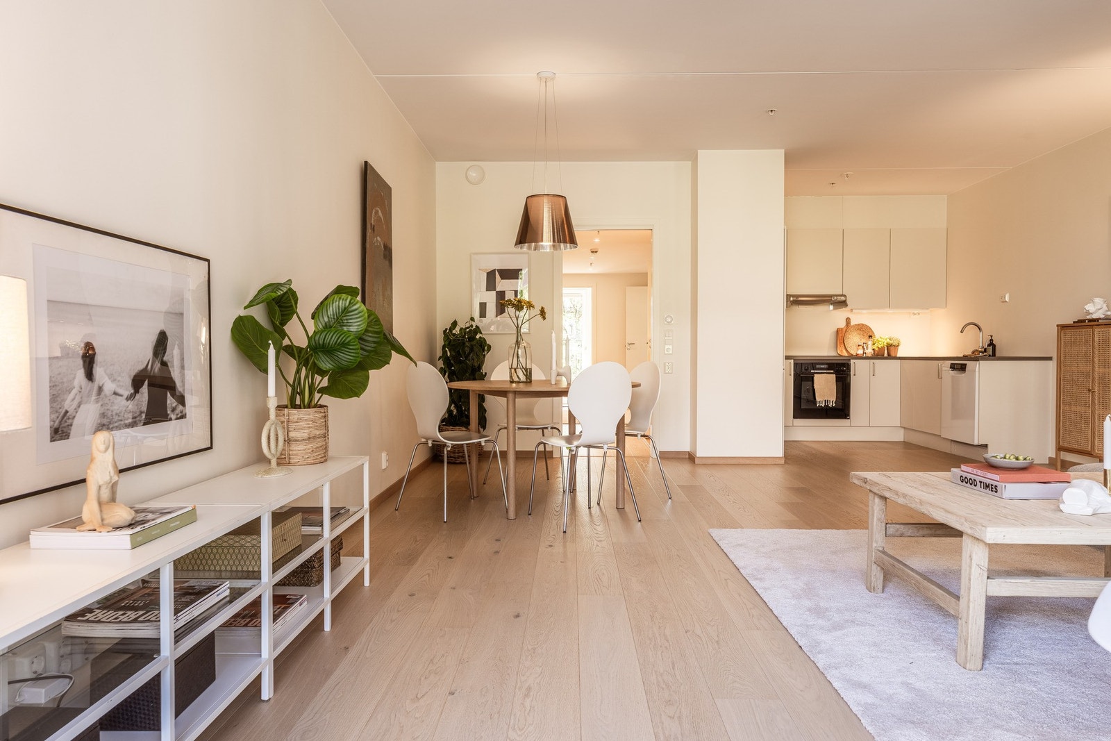 Kjøkkenet er i en åpne stue- og kjøkkenløsningen, og fremstår som moderne og velplanlagt. Galleribilde