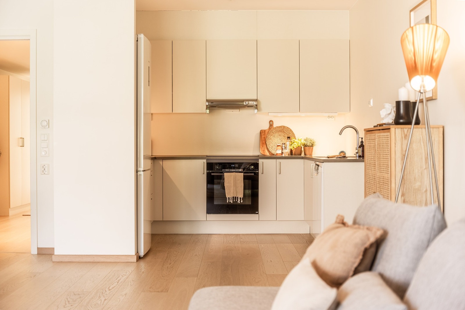 Laminatbenkeplatene i mørkere tone gir et fint kontrastspill. Galleribilde
