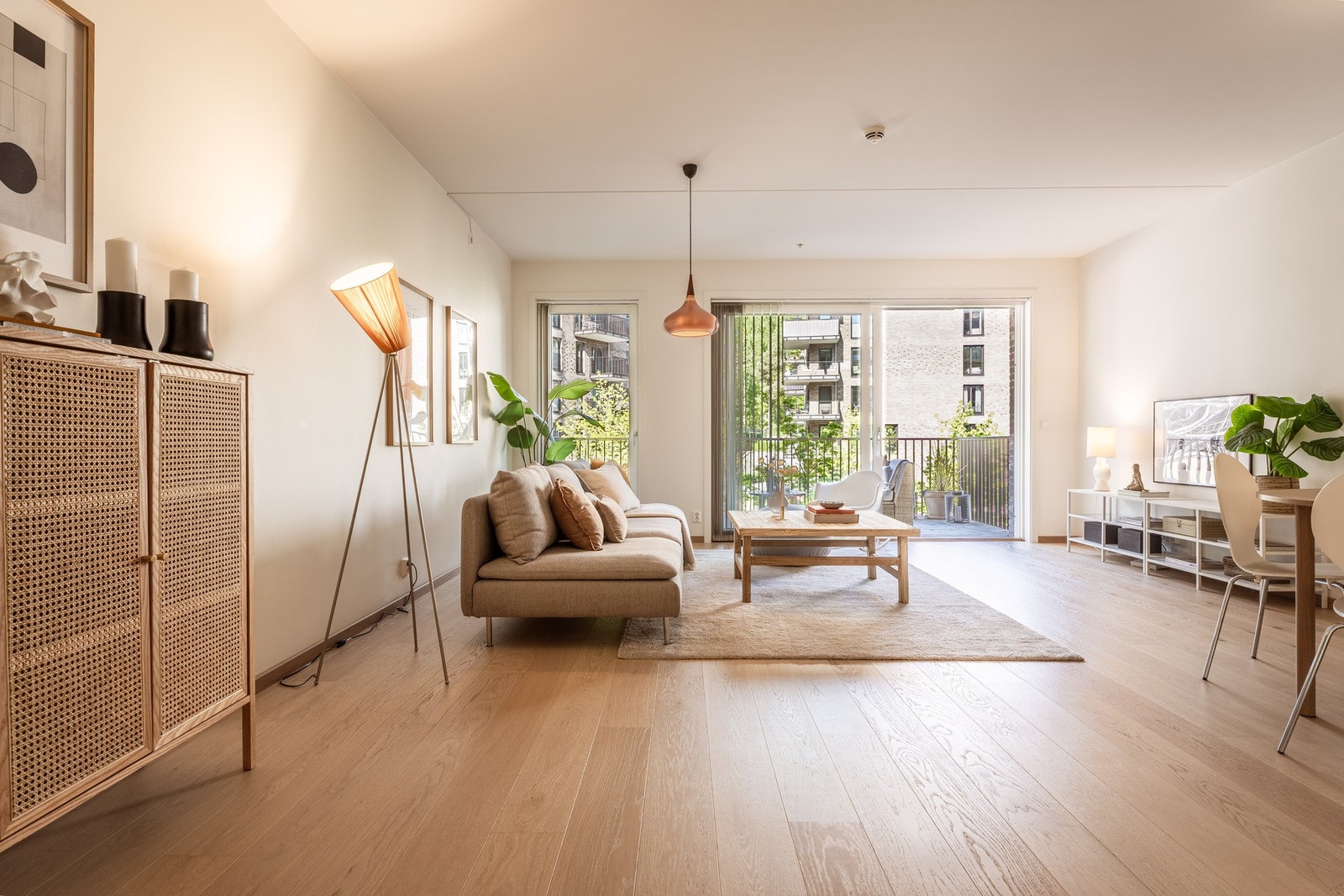Store vindusflater slipper inn rikelig med naturlig lys gjennom hele dagen. Galleribilde