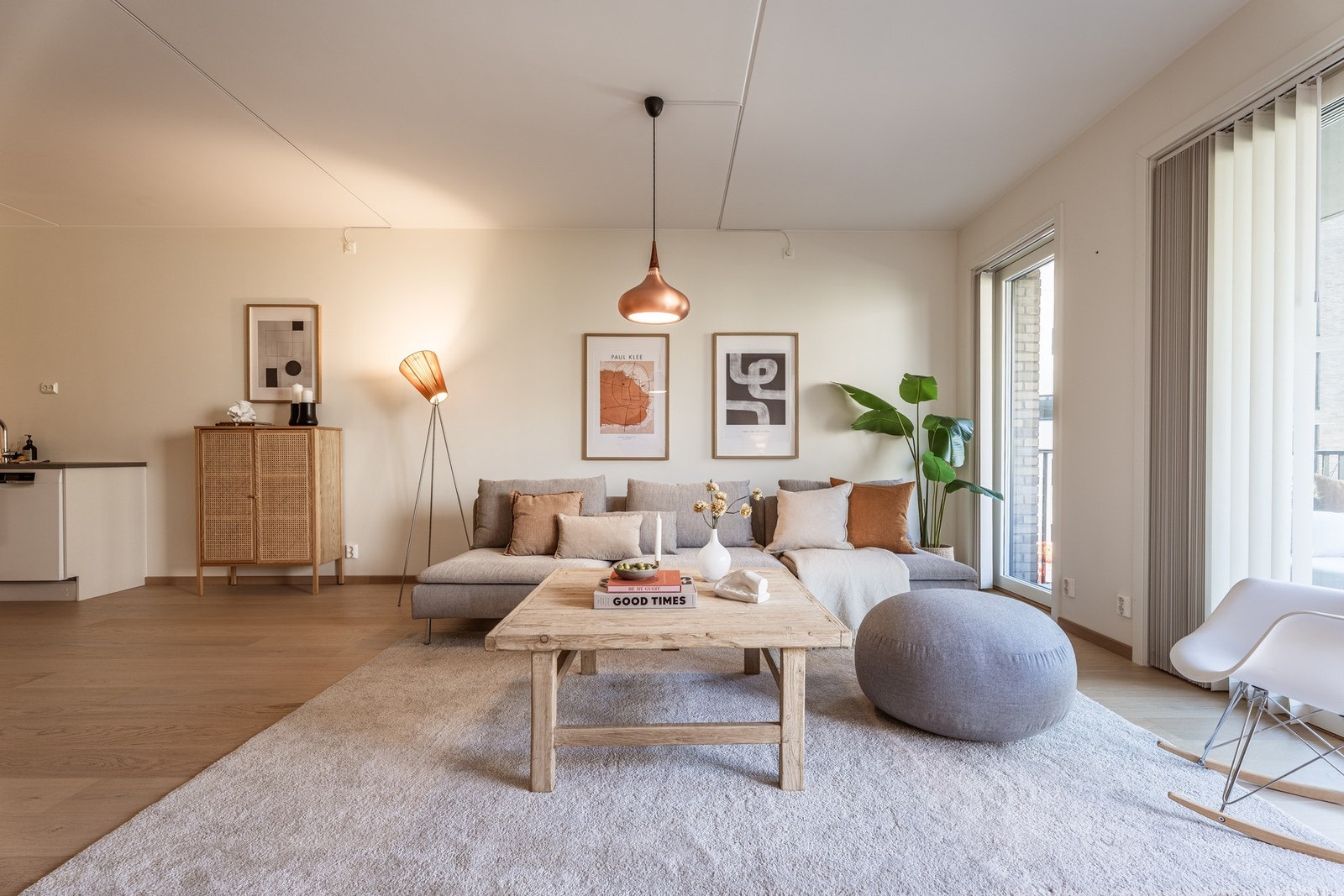 Stuen i leiligheten er romslig og innbydende. Galleribilde