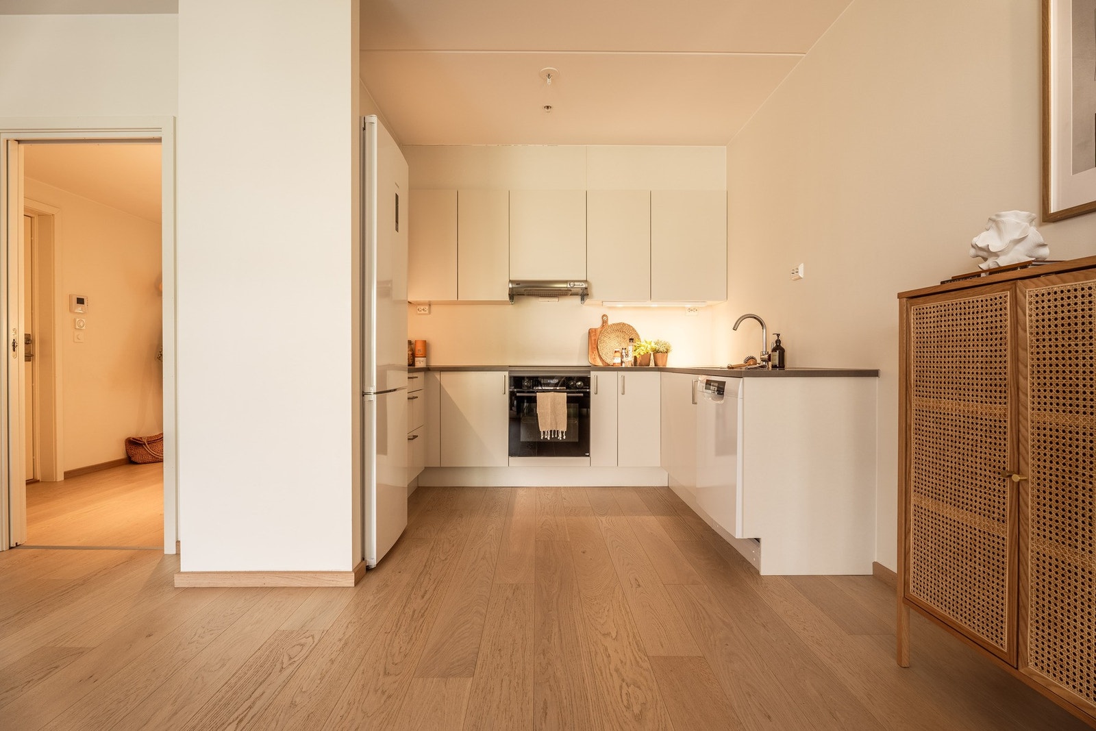 De glatte, lyse frontene gir et rent og tidløst uttrykk som harmonerer fint med resten av boligens interiør. Galleribilde