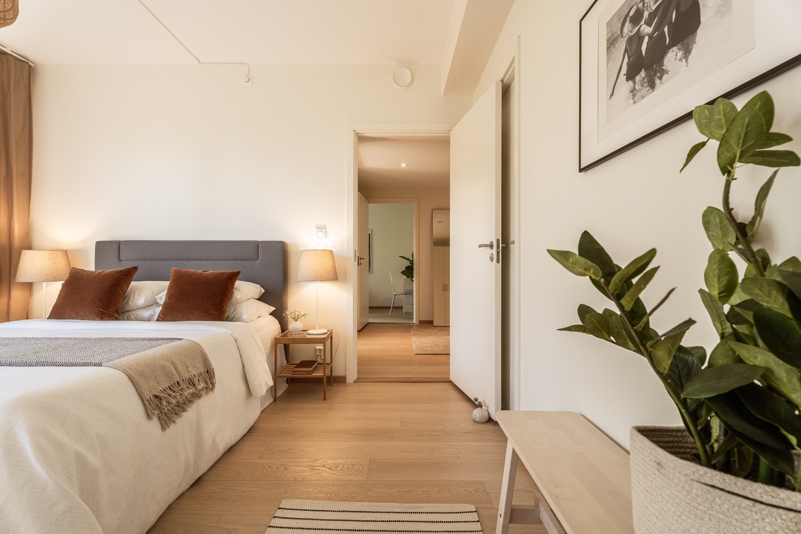 Rommet byr på en praktisk og gjennomtenkt løsning med mulighet for walk-in garderobe Galleribilde